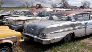 Illustration for article titled Classic cars of a huge Nebraskan junkyard get a second chance at life